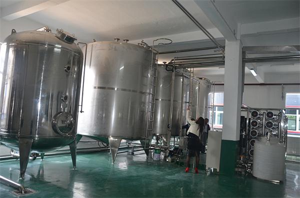黔西南：刺梨果汁深加工设备 2000瓶果酱果醋发酵灌装设备